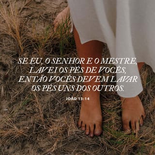 João 13:14 - Se eu, o Senhor e o Mestre, lavei os pés de vocês, então vocês devem lavar os pés uns dos outros.