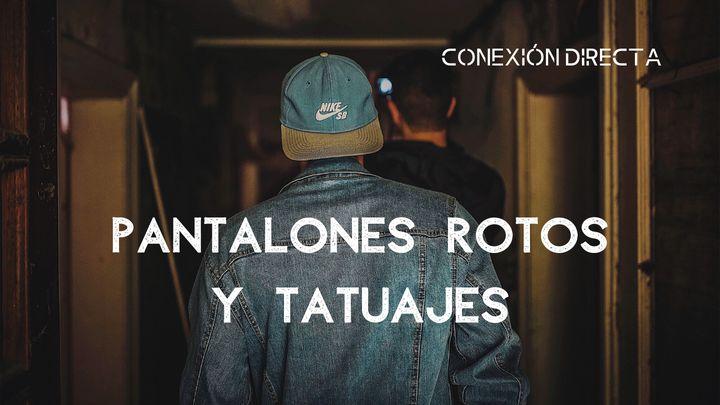 Pantalones rotos y tatuajes