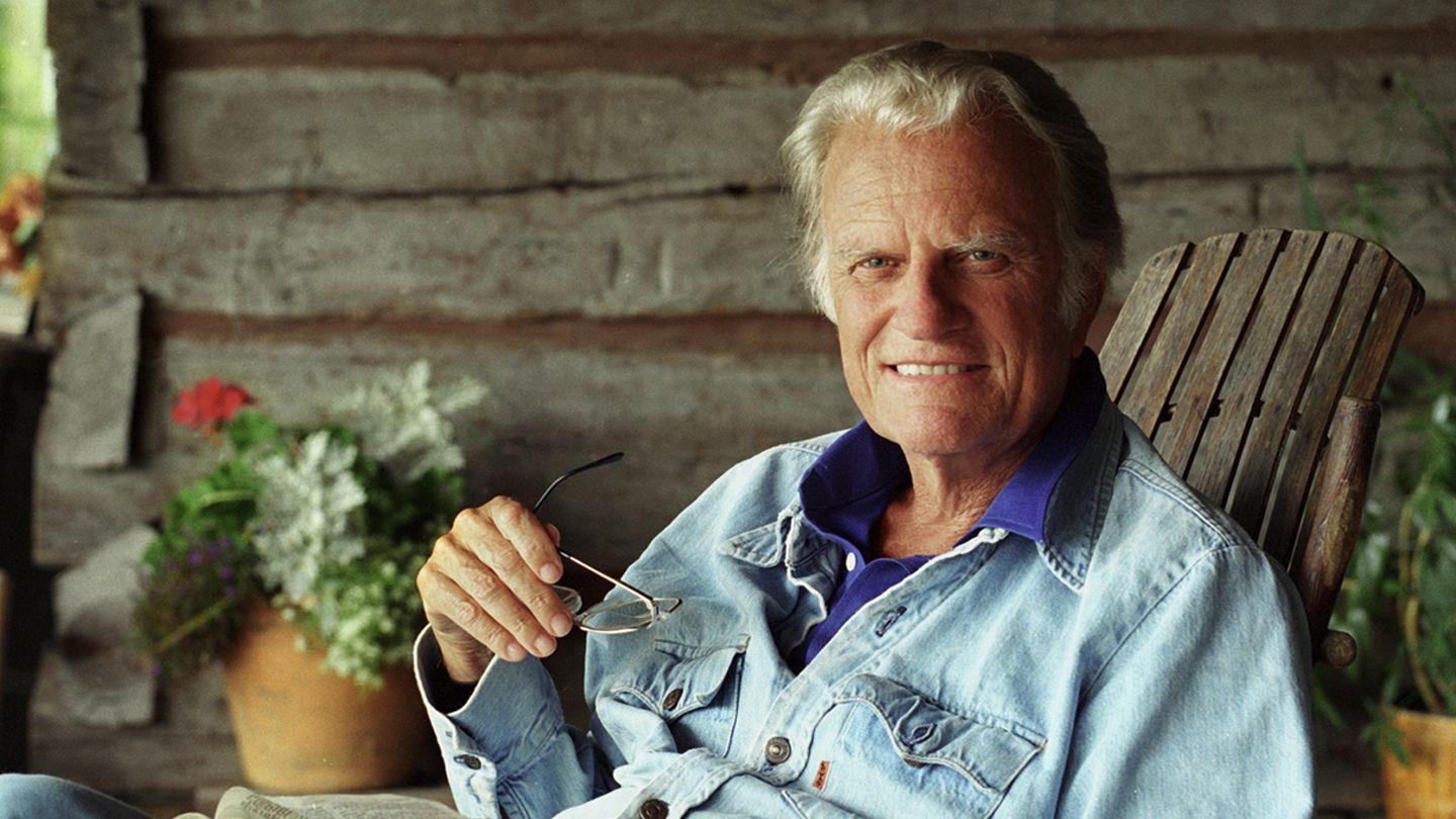 Dia a dia com Billy Graham 1 John 4:4 Contemporary English Version