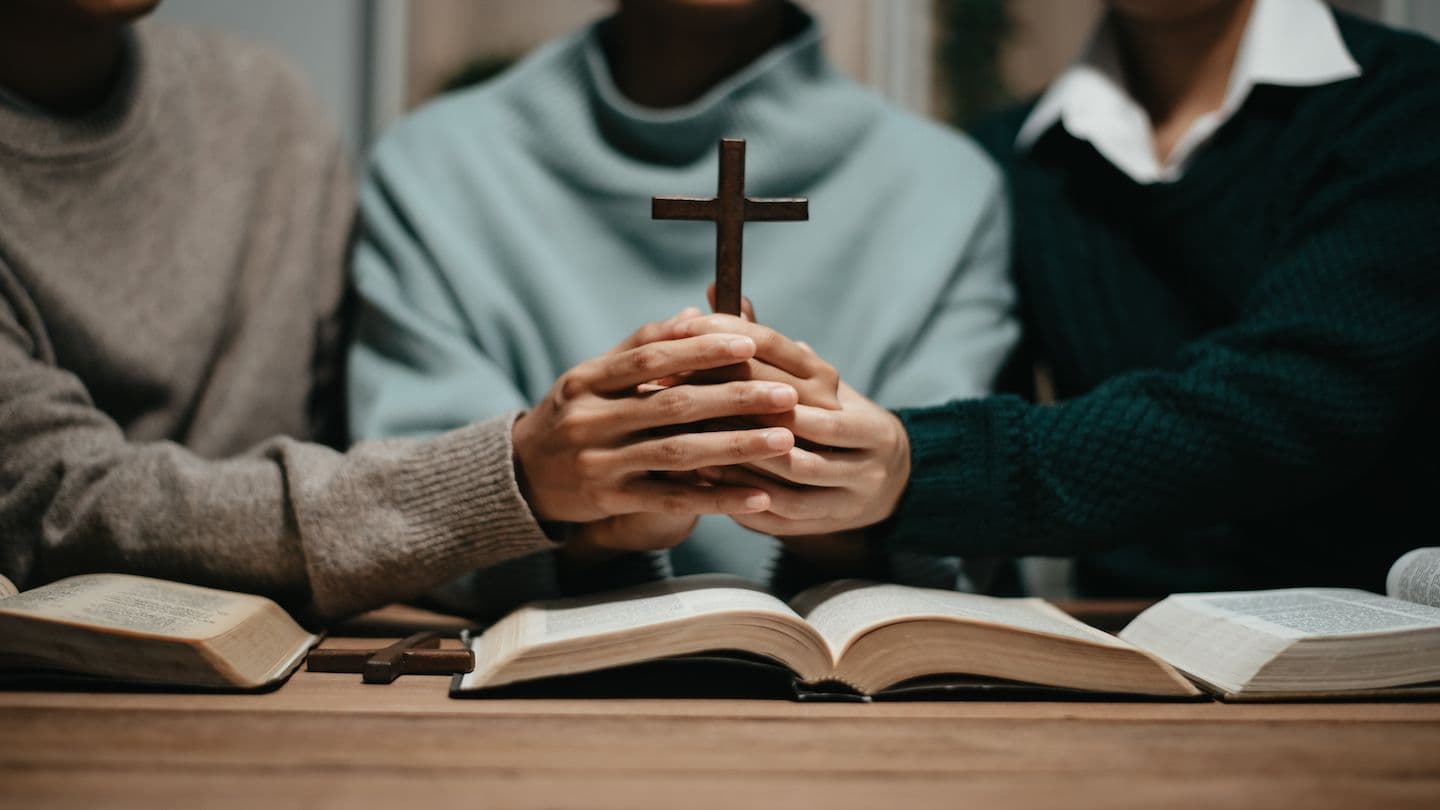 تلمذة - السلسلة الدراسية الثالثة 1 John letter 2:17 The third line (in English) translating the meaning of each word in the Orthodox Yiddish Brit Chadashah (New Testament)