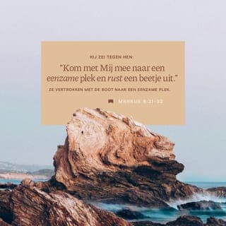 Marcus 6:31-56 - Hij zei tegen hen: ‘Kom, we gaan naar een stille plaats, dan kunnen we een beetje uitrusten.’ Want er liepen zoveel mensen heen en weer dat ze niet eens de kans kregen rustig te eten. Zij gingen de boot in en voeren weg om ergens alleen te zijn. De mensen die hen zagen wegvaren, konden wel raden waar zij naar toe gingen en liepen er ook heen.
Toen Jezus uit de boot stapte, zag het op de oever zwart van de mensen die uit de dorpen en steden waren gekomen. Hij had met hen te doen, het leek net een kudde schapen zonder herder. Daarom vertelde Hij hun weer over God.
Tegen de avond zeiden zijn leerlingen: ‘Het is al laat. U moet de mensen maar wegsturen, dan kunnen ze naar de dorpen en boerderijen gaan om eten te kopen. Hier kunnen zij niets krijgen, er woont hier niemand.’ Maar Jezus antwoordde: ‘Geven jullie hun maar te eten.’ ‘Moeten wij dan brood gaan kopen?’ vroegen ze. ‘Het kost een kapitaal om al die mensen te eten te geven!’ ‘Hoeveel brood hebben jullie?’ vroeg Hij. ‘Ga eens kijken.’ ‘We hebben vijf broden,’ zeiden ze, ‘en ook nog twee vissen.’ Jezus zei tegen de mensen dat zij in groepen in het gras moesten gaan zitten. Even later zaten zij op het gras in groepen van vijftig en honderd personen. Hij nam de vijf broden en de twee vissen, keek op naar de hemel en dankte God voor dit eten. Daarna brak Hij de broden in stukken. Zijn leerlingen moesten die uitdelen onder de mensen. Ook de vissen verdeelde Hij. Iedereen at tot hij genoeg had. Na de maaltijd werd het overschot opgehaald en in manden gedaan: dat waren twaalf manden vol! Er waren daar heel veel mensen, het aantal mannen alleen al bedroeg vijfduizend.
Hierna zei Jezus tegen zijn leerlingen dat zij vlug moesten overvaren naar Betsaïda. Hij zou later komen, wanneer Hij de mensen zou hebben weggestuurd.
Toen iedereen weg was, ging Jezus de berg op om te bidden, alleen. Om een uur of drie ’s nachts waren de leerlingen nog maar midden op het meer. Jezus zag hoe zij tegen de wind in moesten roeien. Hij liep over het meer naar hen toe en stond op het punt hen voorbij te gaan. Zij schrokken vreselijk en dachten dat ze een spook zagen. Zij schreeuwden van angst. Jezus kalmeerde hen meteen. ‘Ik ben het,’ zei Hij, ‘wees maar niet bang.’ Hij stapte bij hen in de boot en de wind ging liggen. De leerlingen waren met stomheid geslagen. Hier konden ze niet bij. Want ze begrepen nog steeds niet wie Hij was. Zelfs niet na het wonder met de broden dat ze ’s avonds hadden gezien.
Zij meerden bij Gennésareth af en gingen aan land. De mensen die op de kant stonden, herkenden Jezus onmiddellijk. Zij vertelden overal in de omtrek dat Hij er was en begonnen zieken naar Hem toe te dragen. Waar Hij ook kwam, in dorpen, steden of gehuchten, overal legde men de zieken op het marktplein. Overal smeekte men Hem of de zieken de kwast van zijn mantel mochten aanraken. En alle zieken die Hem aanraakten, werden genezen.