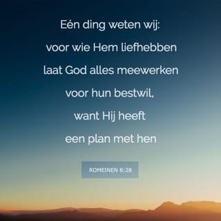 Romeinen 8:26-30 - De Geest helpt ons in onze zwakheid. Wij weten niet eens hoe wij moeten bidden. Daarom behartigt de Geest onze belangen met verzuchtingen waarvoor geen woorden zijn. En God, die weet wat er in ons hart leeft, begrijpt wat de Geest bedoelt. Wat Hij voor de gelovigen vraagt, is in overeenstemming met Gods wil. Eén ding weten wij: voor wie Hem liefhebben laat God alles meewerken voor hun bestwil, want Hij heeft een plan met hen. Hij heeft altijd geweten wie Hem zouden liefhebben. En Hij bepaalde ook dat die mensen zijn Zoon zouden weerspiegelen. Want Hij wilde dat zijn Zoon de eerste en belangrijkste van vele broers zou zijn. Maar God heeft allen die daartoe bestemd waren, ook geroepen. En Hij heeft hen ook rechtvaardig gemaakt. Meer nog: Hij heeft hen ook in zijn schitterende heerlijkheid opgenomen.