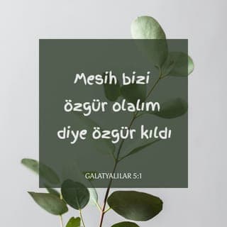 GALATYALILAR 5:1-26 - Mesih bizi özgür olalım diye özgür kıldı. Bunun için dayanın. Bir daha kölelik boyunduruğuna girmeyin.
Bakın, ben Pavlus size diyorum ki, sünnet olursanız Mesih'in size hiç yararı olmaz. Sünnet edilen her adamı bir daha uyarıyorum: Kutsal Yasa'nın tümünü yerine getirmek zorundadır. Yasa aracılığıyla aklanmaya çalışan sizler Mesih'ten ayrıldınız, Tanrı'nın lütfundan uzak düştünüz. Ama biz aklanmanın verdiği umudun gerçekleşmesini Ruh'a dayanarak, imanla bekliyoruz. Mesih İsa'da ne sünnetliliğin ne de sünnetsizliğin yararı vardır; yararlı olan, sevgiyle etkisini gösteren imandır.
İyi koşuyordunuz. Sizi gerçeğe uymaktan kim alıkoydu? Buna kanmanız sizi çağıranın isteği değildir. “Azıcık maya bütün hamuru kabartır.” Başka türlü düşünmeyeceğinize ilişkin Rab'de size güvenim var. Ama aklınızı karıştıran kim olursa olsun, cezasını çekecektir.
Bana gelince, kardeşler, eğer hâlâ sünneti savunuyor olsaydım, bugüne dek baskı görür müydüm? Öyle olsaydı, çarmıh engeli ortadan kalkardı. Aklınızı çelenler keşke kendilerini hadım etseler!
Kardeşler, siz özgür olmaya çağrıldınız. Ancak özgürlük benlik için fırsat olmasın. Birbirinize sevgiyle hizmet edin. Bütün Kutsal Yasa tek bir sözde özetlenmiştir: “Komşunu kendin gibi seveceksin.” Ama birbirinizi ısırıp yiyorsanız, dikkat edin, birbirinizi yok etmeyesiniz!
Şunu demek istiyorum: Kutsal Ruh'un yönetiminde yaşayın. O zaman benliğin tutkularını asla yerine getirmezsiniz. Çünkü benlik Ruh'a, Ruh da benliğe aykırı olanı arzular. Bunlar birbirine karşıttır; sonuç olarak, istediğinizi yapamıyorsunuz. Ruh'un yönetimindeyseniz, Yasa'ya bağımlı değilsiniz.
Benliğin işleri bellidir. Bunlar fuhuş, pislik, sefahat, putperestlik, büyücülük, düşmanlık, çekişme, kıskançlık, öfke, bencil tutkular, ayrılıklar, bölünmeler, çekememezlik, sarhoşluk, çılgın eğlenceler ve benzeri şeylerdir. Sizi daha önce uyardığım gibi yine uyarıyorum, böyle davrananlar Tanrı Egemenliği'ni miras alamayacaklar.
Ruh'un ürünüyse sevgi, sevinç, esenlik, sabır, şefkat, iyilik, bağlılık, yumuşak huyluluk ve özdenetimdir. Bu tür nitelikleri yasaklayan yasa yoktur. Mesih İsa'ya ait olanlar, benliği, tutku ve arzularıyla birlikte çarmıha germişlerdir. Ruh sayesinde yaşıyorsak, Ruh'un izinde yürüyelim. Boş yere övünen, birbirine meydan okuyan, birbirini kıskanan kişiler olmayalım.