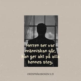 Ordspråksboken 5:21-23 - Herren ser var människan går,
han ger akt på alla hennes steg.
Den onde fångas av sina egna brott
och fastnar i sina synders snara.
Han dör för att han försmådde fostran
och berusades av sin stora dårskap.