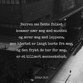 Profeten Jesaja 29:13 - Derfor sier Herren: «Fordi dette folket holder seg nær Meg med sin munn og ærer Meg med sine lepper, mens deres hjerte er langt borte fra Meg, og fordi deres frykt for Meg er menneskebud som de har lært,