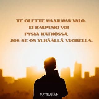 Evankeliumi Matteuksen mukaan 5:13-16 - »Te olette maan suola. Mutta jos suola menettää makunsa, millä se saadaan suolaiseksi? Ei se kelpaa enää mihinkään: se heitetään menemään, ja ihmiset tallaavat sen jalkoihinsa.
»Te olette maailman valo. Ei kaupunki voi pysyä kätkössä, jos se on ylhäällä vuorella. Eikä lamppua, kun se sytytetään, panna vakan alle, vaan lampunjalkaan. Siitä sen valo loistaa kaikille huoneessa oleville. Näin loistakoon teidänkin valonne ihmisille, jotta he näkisivät teidän hyvät tekonne ja ylistäisivät Isäänne, joka on taivaissa.