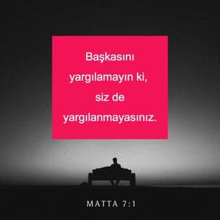 MATTA 7:1-29 - “Başkasını yargılamayın ki, siz de yargılanmayasınız. Çünkü nasıl yargılarsanız öyle yargılanacaksınız. Hangi ölçekle verirseniz, aynı ölçekle alacaksınız. Sen neden kardeşinin gözündeki çöpü görürsün de kendi gözündeki merteği farketmezsin? Kendi gözünde mertek varken kardeşine nasıl, ‘İzin ver, gözündeki çöpü çıkarayım’ dersin? Seni ikiyüzlü! Önce kendi gözündeki merteği çıkar, o zaman kardeşinin gözündeki çöpü çıkarmak için daha iyi görürsün.
“Kutsal olanı köpeklere vermeyin. İncilerinizi domuzların önüne atmayın. Yoksa bunları ayaklarıyla çiğnedikten sonra dönüp sizi parçalayabilirler.”
“Dileyin, size verilecek; arayın, bulacaksınız; kapıyı çalın, size açılacaktır. Çünkü her dileyen alır, arayan bulur, kapı çalana açılır. Hanginiz kendisinden ekmek isteyen oğluna taş verir? Ya da balık isterse yılan verir? Sizler kötü yürekli olduğunuz halde çocuklarınıza güzel armağanlar vermeyi biliyorsanız, göklerdeki Babanız'ın, kendisinden dileyenlere güzel armağanlar vereceği çok daha kesin değil mi?
“İnsanların size nasıl davranmasını istiyorsanız, siz de onlara öyle davranın. Çünkü Kutsal Yasa'nın ve peygamberlerin söylediği budur.”
“Dar kapıdan girin. Çünkü yıkıma götüren kapı geniş ve yol enlidir. Bu kapıdan girenler çoktur. Oysa yaşama götüren kapı dar, yol da çetindir. Bu yolu bulanlar azdır.”
“Sahte peygamberlerden sakının! Onlar size kuzu postuna bürünerek yaklaşırlar, ama özde yırtıcı kurtlardır. Onları meyvelerinden tanıyacaksınız. Dikenli bitkilerden üzüm, devedikenlerinden incir toplanabilir mi? Bunun gibi, her iyi ağaç iyi meyve verir, kötü ağaç ise kötü meyve verir. İyi ağaç kötü meyve, kötü ağaç da iyi meyve veremez. İyi meyve vermeyen her ağaç kesilip ateşe atılır. Böylece sahte peygamberleri meyvelerinden tanıyacaksınız.
“Bana, ‘Ya Rab, ya Rab!’ diye seslenen herkes Göklerin Egemenliği'ne girmeyecek. Ancak göklerdeki Babam'ın isteğini yerine getiren girecektir. O gün birçokları bana diyecek ki, ‘Ya Rab, ya Rab! Biz senin adınla peygamberlik etmedik mi? Senin adınla cinler kovmadık mı? Senin adınla birçok mucize yapmadık mı?’ O zaman ben de onlara açıkça, ‘Sizi hiç tanımadım, uzak durun benden, ey kötülük yapanlar!’ diyeceğim.”
“İşte bu sözlerimi duyup uygulayan herkes, evini kaya üzerine kuran akıllı adama benzer. Yağmur yağar, seller basar, yeller eser, eve saldırır; ama ev yıkılmaz. Çünkü kaya üzerine kurulmuştur. Bu sözlerimi duyup da uygulamayan herkes, evini kum üzerine kuran budala adama benzer. Yağmur yağar, seller basar, yeller eser, evi sarsar. Ev yıkılır; yıkılışı da korkunç olur.”
İsa konuşmasını bitirince, halk O'nun öğretişine şaşıp kaldı. Çünkü onlara kendi din bilginleri gibi değil, yetkili biri gibi öğretiyordu.