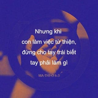 Mat 6:2-16 - Vì thế, khi con làm việc từ thiện, đừng thổi kèn trước mặt thiên hạ như phường đạo đức giả thường làm trong hội đường và ngoài phố để được người ta khen ngợi. Thật, Ta bảo các con, họ đã nhận đủ phần thưởng của mình rồi. Nhưng khi con làm việc từ thiện, đừng cho tay trái biết tay phải làm gì, để việc từ thiện của con được giữ kín; và Cha con là Đấng thấy trong nơi kín đáo ấy, sẽ thưởng cho con.”
“Khi các con cầu nguyện, đừng như bọn đạo đức giả, vì họ thích đứng cầu nguyện trong hội đường hay nơi quảng trường cho người ta thấy. Thật, Ta bảo các con, họ đã nhận đầy đủ phần thưởng của mình rồi. Riêng phần con, khi cầu nguyện, hãy vào phòng riêng đóng cửa lại, cầu nguyện với Cha con, là Đấng ở trong nơi kín đáo và Cha con, là Đấng thấy trong nơi kín đáo ấy, sẽ thưởng cho con. Khi cầu nguyện đừng lặp đi lặp lại như người ngoại, vì họ tưởng cầu nhiều lời sẽ được nhậm. Vậy, đừng bắt chước họ, vì Cha biết các con cần gì trước khi các con cầu xin.
Các con hãy cầu nguyện như thế này:
‘Lạy Cha chúng con ở trên trời,
Danh Cha được tôn thánh,
Nước Cha được đến,
Ý Cha được nên,
Ở đất như ở trời.
Xin cho chúng con hôm nay thức ăn đủ ngày.
Xin tha tội cho chúng con,
Như chính chúng con cũng tha kẻ mắc tội với chúng con.
Xin đừng để chúng con sa vào chước cám dỗ
Nhưng cứu chúng con khỏi Kẻ Ác.’
Nếu các con tha tội cho người ta, thì Cha các con ở trên trời cũng sẽ tha cho các con. Nếu các con không tha tội cho người ta, Cha các con cũng sẽ không tha tội các con.”
“Khi các con kiêng ăn, đừng để mặt mày bơ phờ như phường đạo đức giả, vì họ làm mặt buồn để người ta thấy họ kiêng ăn. Thật, Ta bảo các con, họ đã nhận đủ phần thưởng của mình rồi.