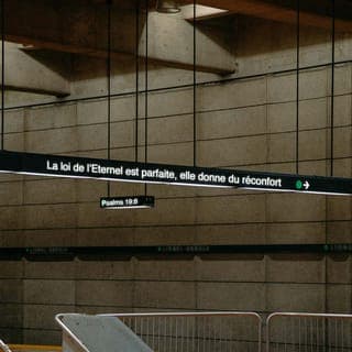 Psaumes 19:7-9 - Il se lève à un bout du ciel,
il termine sa course à l’autre bout,
et rien n’échappe à sa chaleur.
La loi du SEIGNEUR est parfaite,
elle redonne la vie.
Les ordres du SEIGNEUR sont clairs,
ils donnent la sagesse aux ignorants.
Les exigences du SEIGNEUR sont justes,
elles rendent le cœur joyeux.
Les commandements du SEIGNEUR donnent la lumière,
ils permettent de voir clair.