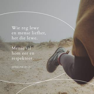SPREUKE 21:20-31 - In die woning van 'n wyse mens is daar altyd kosbare besittings en olie;
'n dwase mens bring sy goed deur.
Wie na reg en liefde strewe,
aan hom word 'n vol lewe en eer geskenk.
'n Wyse man kan selfs 'n stad vol dapper verdedigers oorwin
en die vesting waarop hulle vertrou, laat val.
Wie sy mond en sy tong in toom hou,
hou hom uit gevaar.
'n Ligsinnige mens is hovaardig en aanmatigend,
sy hovaardige optrede het geen perke nie.
'n Lui mens soek sy dood,
want hy wil nie sy hande uit sy moue steek nie;
hy sit die hele dag net en wens.
Die regverdige kan gee sonder om suinig te wees.
Die Here het 'n afsku in die offers van goddeloses,
te meer as hulle dit bring met slegte bedoelings.
'n Vals getuie gaan sy dood tegemoet.
'n Betroubare getuie se getuienis het betekenis.
'n Slegte mens gee voor dat hy weet wat hy doen;
'n eerlike mens bly by die koers wat hy gekies het.
Teenoor die Here geld geen menslike wysheid, insig of besluit nie.
Perde kan afgerig word vir oorlog,
maar dit is die Here wat die oorwinning gee.