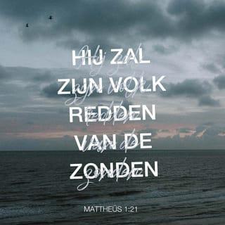 Mattheüs 1:18-25 - De geboorte van Jezus Christus gebeurde als volgt. Toen zijn moeder Maria aan Jozef uitgehuwelijkt was maar nog niet met hem samenwoonde, bleek zij in verwachting te zijn door de Heilige Geest. Omdat Jozef een rechtschapen mens was en haar de schande wilde besparen, besloot hij om in stilte van haar te scheiden.
Terwijl hij hierover lag na te denken, verscheen hem een engel van de Here in een droom. ‘Jozef, zoon van David,’ zei de engel, ‘u kunt gerust uw vrouw Maria bij u in huis nemen. Zij is in verwachting door de Heilige Geest.
Zij zal een zoon krijgen, die u Jezus moet noemen. Dat betekent “God redt”. Want Hij zal zijn volk redden van de zonden.’ Daardoor zal in vervulling gaan wat God door de profeet Jesaja heeft gezegd: ‘De maagd zal zwanger worden en een zoon baren! En men zal het kind Immanuël noemen, dat betekent: “God is met ons.” ’
Daarna werd Jozef wakker. Hij deed wat de engel had gezegd en nam zijn vrouw bij zich in huis. Maar hij had geen gemeenschap met haar tot na de geboorte van het kind. En Jozef noemde Hem Jezus.
